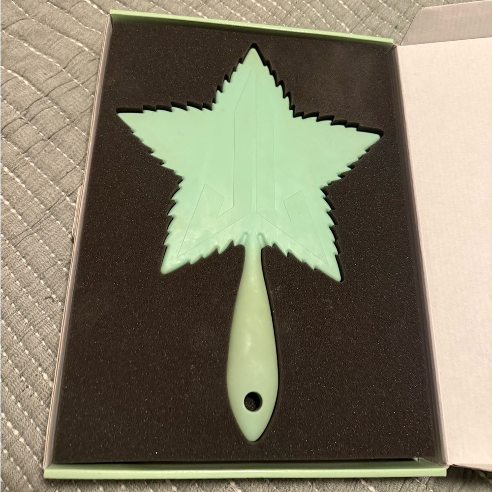 Jeffree Star Cosmetics Matte Leaf Hand Held Mirror🍃🪞